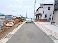 前面道路は通り抜けができないため、交通量が少なく静かな住環境です。
