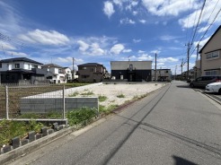 1号地 周囲は落ち着いた住宅街で、穏やかな日常が送れそうです。自由な設計で理想の住まいを叶えませんか