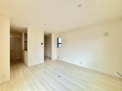 家族が一番集まる場所だから広々としつつも素敵な空間であって欲しい。皆がくつろぐリビングからキッチンまでが一つに繋がる空間。