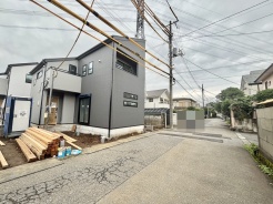 1号棟 6m幅員の道路に面しておりお車の運転が苦手な方でも安心して出入りいただけます。