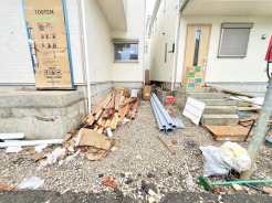 1号棟 カースペースは1台駐車できます。車庫の出し入れのしやすさなど、実際に現地にてご確認ください。