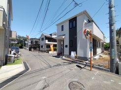 A号棟 戸建てが立ち並ぶ静かな住宅街。四季折々の移り変わりを感じながら自然と楽しみ、暮らす、そんな毎日を日々の中で感じられる住環境