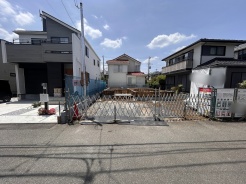 戸建てが立ち並ぶ静かな住宅街。四季折々の移り変わりを感じながら自然と楽しみ、暮らす、そんな毎日を日々の中で感じられる住環境