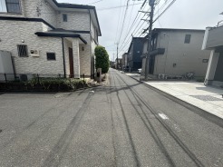 穏やかな住宅街に佇む、整然とした街並みが印象的