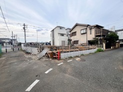 前面道路は通り抜けができないため、交通量が少なく静かな住環境です。