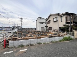南側と西側の道路に面しており日中もたくさんの陽が入ります。風通りや周辺環境など実際に現地にてご確認ください。