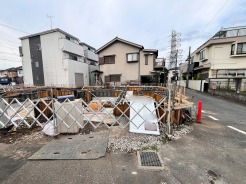カースペースは1台駐車できます。車庫の出し入れのしやすさなど、実際に現地にてご確認ください。