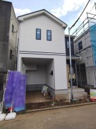カースペースは1台駐車できます。車庫の出し入れのしやすさなど、実際に現地にてご確認ください。
