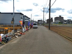 A号棟 6m幅員の道路に面しておりお車の運転が苦手な方でも安心して出入りいただけます。