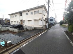 通りから入ったプライベート空間で落ち着いた雰囲気でお住いになる。敷地部分でお子様の遊ぶスペースや駐車スペースに活用できます。