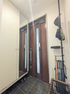 玄関はおうちの顔とも呼ばれる重要な場所!明るくスッキリと見える空間で住まう人を見送り、出迎えてくれます。