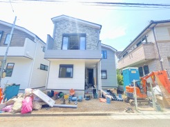 1号棟 南側のお部屋から出入りできる、奥行きのあるワイドバルコニー。心地よい陽射しと暖かな風を楽しむことが出来ます。