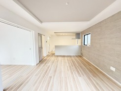 いつも家族の集まるリビングは広々とした17帖。通風・採光にも優れ、心安らぐ風と光がたえない空間。汎用性に富んだ居住スペースと、高揚感さえも与えてくれる住空間です。