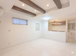 【2階LDK/約15帖】
LDKは折り上げ天井で開放感を演出。オシャレな内装デザインが魅力的です。