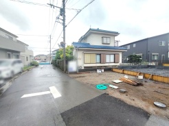 5m幅員の道路に面しておりお車の運転が苦手な方でも安心して出入りいただけます。