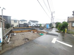 セカンドカーや来客時にも便利なカースペース2台分ございます。