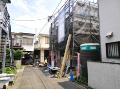 戸建てが立ち並ぶ静かな住宅街。四季折々の移り変わりを感じながら自然と楽しみ、暮らす、そんな毎日を日々の中で感じられる住環境
