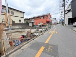 戸建てが立ち並ぶ静かな住宅街。四季折々の移り変わりを感じながら自然と楽しみ、暮らす、そんな毎日を日々の中で感じられる住環境