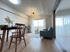 夕食の時間。家族、友人、両親、親戚との会話がより料理を美味しくしてくれる。あっという間に時間が過ぎてしまう居心地の良さは、普段はほっとする空間としてここにあります。