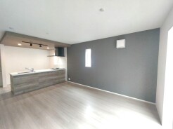 1号棟 家族や友人、両親、親戚とこれから沢山の時間を紡ぐのだろう。そこを彩るのは窓から見える青い空、心地よい緑。そんなイメージが膨らむリビングスペース。