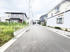 6.2m幅員の道路に面しておりお車の運転が苦手な方でも安心して出入りいただけます。