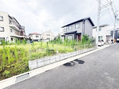 前の道路は居住者の方しか通らない為、お子様のいるご家庭は安心してお過ごし頂けます。
