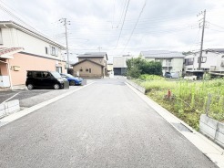 1号地 6.2m幅員の道路に面しておりお車の運転が苦手な方でも安心して出入りいただけます。