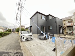 セカンドカーや来客時にも便利なカースペース3台分ございます。