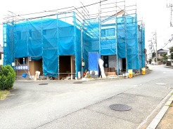 戸建てが立ち並ぶ静かな住宅街。四季折々の移り変わりを感じながら自然と楽しみ、暮らす、そんな毎日を日々の中で感じられる住環境