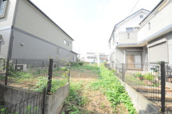 戸建てが立ち並ぶ静かな住宅街。四季折々の移り変わりを感じながら自然と楽しみ、暮らす、そんな毎日を日々の中で感じられる住環境