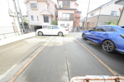 通りから入ったプライベート空間で落ち着いた雰囲気でお住いになる。敷地部分でお子様の遊ぶスペースや駐車スペースに活用できます。