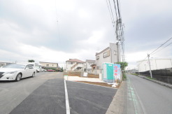A号棟 戸建てが立ち並ぶ静かな住宅街。四季折々の移り変わりを感じながら自然と楽しみ、暮らす、そんな毎日を日々の中で感じられる住環境