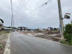 整然とした周辺環境の中に位置する、将来の暮らしを自由に描けるゆとりある敷地です