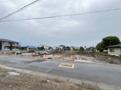 新しい暮らしの始まりを感じさせる広々とした敷地。これからの計画が楽しみになる落ち着いた環境です
