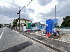 戸建てが立ち並ぶ静かな住宅街。四季折々の移り変わりを感じながら自然と楽しみ、暮らす、そんな毎日を日々の中で感じられる住環境