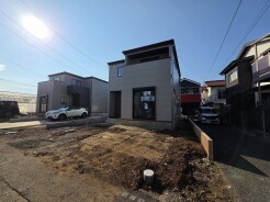 2号棟 すっきりとしたフォルムが街並みに馴染む、洗練された外観が日々の暮らしを穏やかに迎えてくれます。