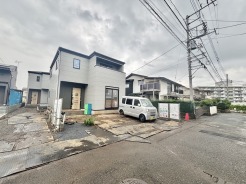 セカンドカーや来客時にも便利なカースペース2台分ございます。