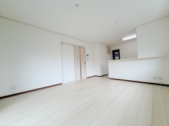 家族の集うリビングには色々な方向から光が差し込む設計に。家族のコミュニケーションが弾むスポットだから明るい雰囲気であってほしい。