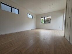 家族団欒のリビング。陽光差し込む食卓には家族の会話とスマイルが溢れます。いつまでもここで食卓を囲みたくなる、そう感じさせてくれるスペース。