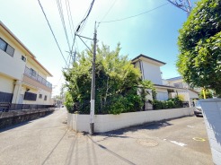 風通しの良い角地という立地条件。季節の移ろいを感じながら、穏やかな時間を過ごせる住環境です