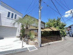 戸建てが立ち並ぶ静かな住宅街。四季折々の移り変わりを感じながら自然と楽しみ、暮らす、そんな毎日を日々の中で感じられる住環境
