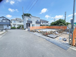 6m幅員の道路に面しておりお車の運転が苦手な方でも安心して出入りいただけます。