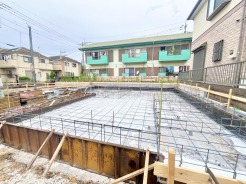 戸建てが立ち並ぶ静かな住宅街。四季折々の移り変わりを感じながら自然と楽しみ、暮らす、そんな毎日を日々の中で感じられる住環境