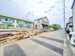 1号棟 6m幅員の道路に面しておりお車の運転が苦手な方でも安心して出入りいただけます。