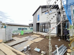洗練されたデザインが目を引く佇まい。これからの日々を想像させる穏やかな時間が流れる空間