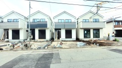 戸建てが立ち並ぶ静かな住宅街。四季折々の移り変わりを感じながら自然と楽しみ、暮らす、そんな毎日を日々の中で感じられる住環境