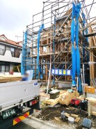 戸建てが立ち並ぶ静かな住宅街。四季折々の移り変わりを感じながら自然と楽しみ、暮らす、そんな毎日を日々の中で感じられる住環境