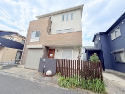 戸建てが立ち並ぶ静かな住宅街。四季折々の移り変わりを感じながら自然と楽しみ、暮らす、そんな毎日を日々の中で感じられる住環境
リフォームは令和8年8月完了予定
