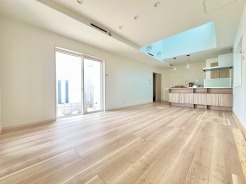 1号棟 大きな開口部から明るい光が差し込むリビング。日中の室内の明るさがこの部屋の魅力です。