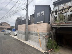 セカンドカーや来客時にも便利なカースペース2台分ございます。